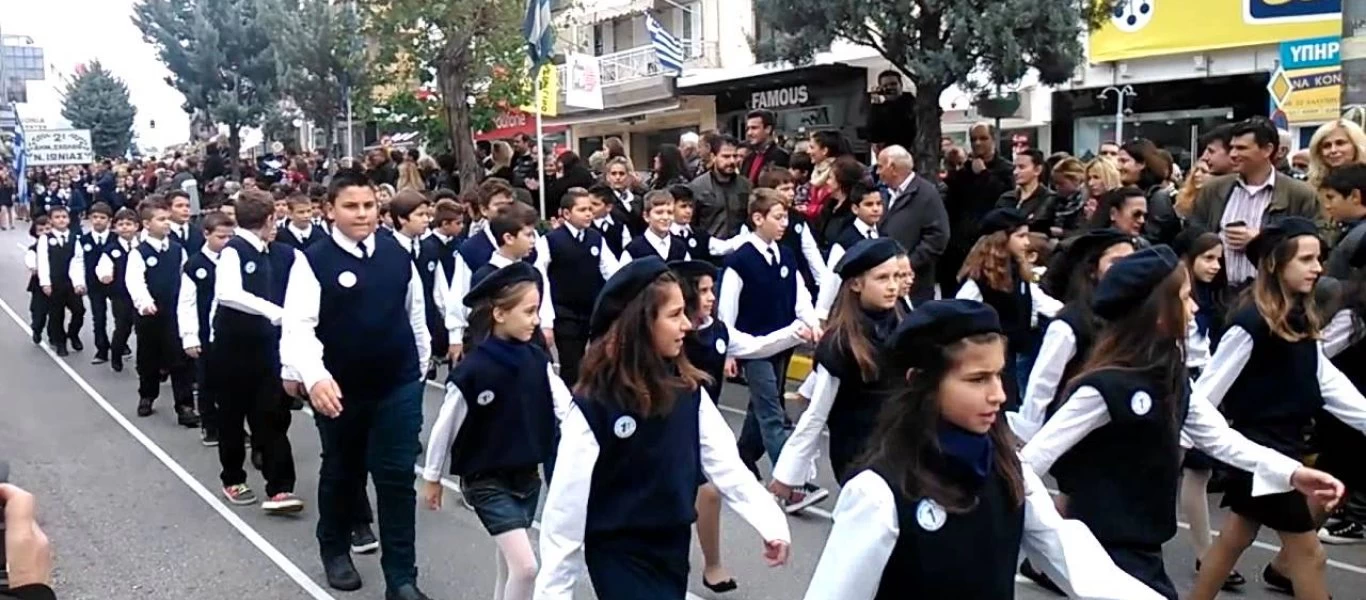 Νέα Φιλαδέλφεια: «Παρέλασαν» κοροϊδεύοντας την επέτειο του «Όχι» και τους νεκρούς του 1940 (βίντεο)